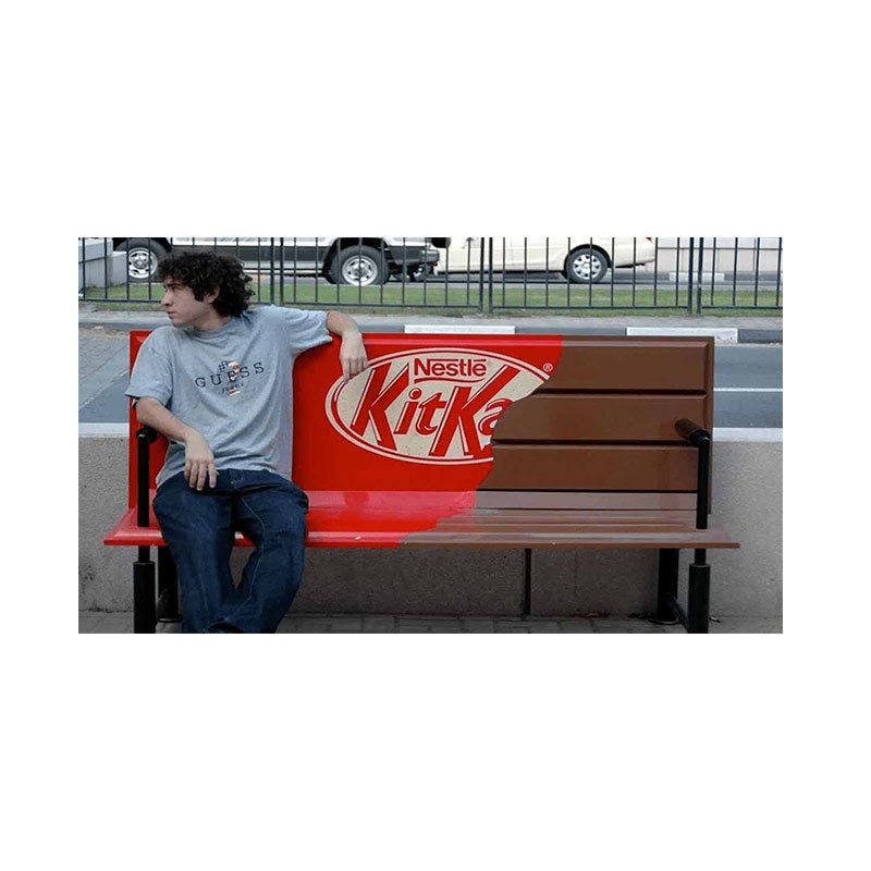 Banco de rua pintado igual ao chocolate Kit Kat.